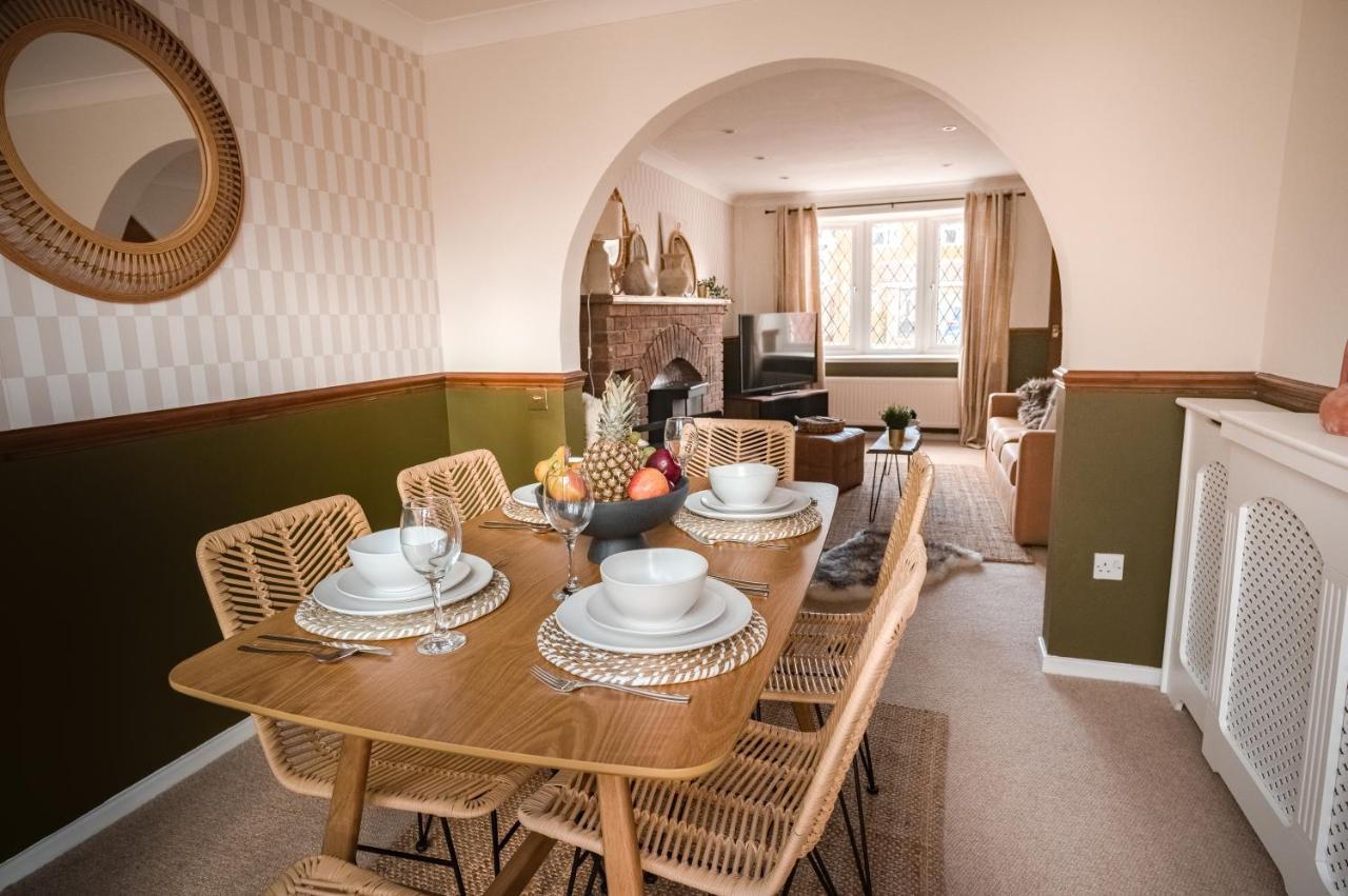 4-Bed Cotswold Getaway With Hot Tub & Gaming Room Churchdown Exterior foto